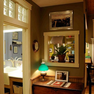 Idéer för att renovera en eklektisk entré, med lila väggar och ljust trägolv