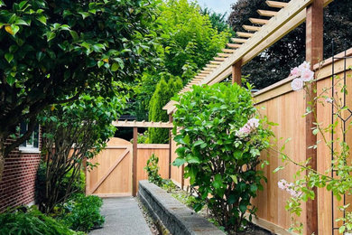 Diseño de jardín minimalista en patio trasero con con madera