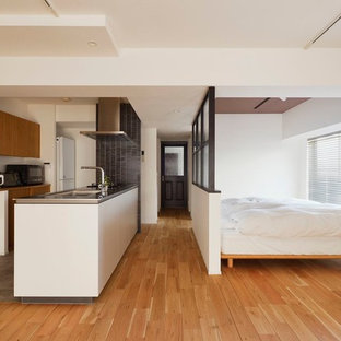 モダンスタイルのおしゃれな寝室 (白い壁、無垢フローリング、茶色い床) のインテリア