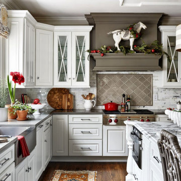 Stunning Traditional Holiday Decor With A Twist