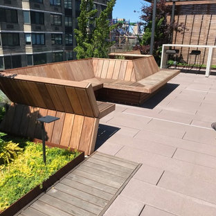 ニューヨークの大きいモダンスタイルのおしゃれな屋上のデッキ (コンテナガーデン、パーゴラ) の写真