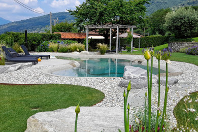Foto di un giardino minimalista esposto in pieno sole in estate con sassi e rocce e ghiaia