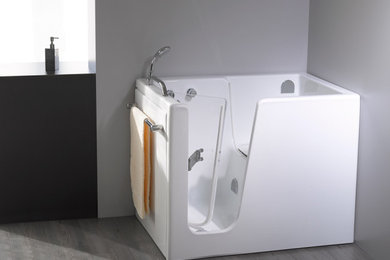 Immagine di una stanza da bagno con vasca ad angolo