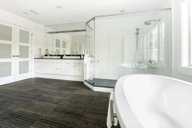 Example of an urban bathroom design in New York