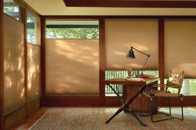 Foto de despacho de estilo americano con paredes marrones, suelo de madera en tonos medios, escritorio independiente, suelo marrón y bandeja