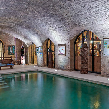Schwimmbad im historischen Gewölbekeller