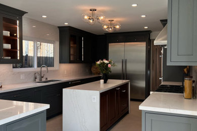 Foto di una cucina minimalista con ante grigie, top in quarzite, paraspruzzi bianco, elettrodomestici in acciaio inossidabile, pavimento beige e top bianco