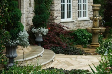 Inspiration for a traditional landscaping in Los Angeles.