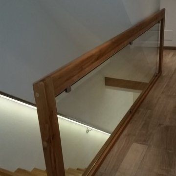 Abschlussgeländer zur Eichetreppe mit Edelstahlhandlauf