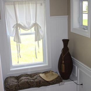 Inspiration för små eklektiska kapprum, med beige väggar, heltäckningsmatta, en vit dörr och beiget golv