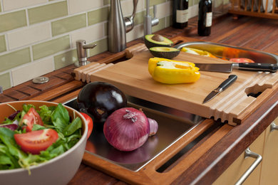 Kitchen - modern kitchen idea in Los Angeles