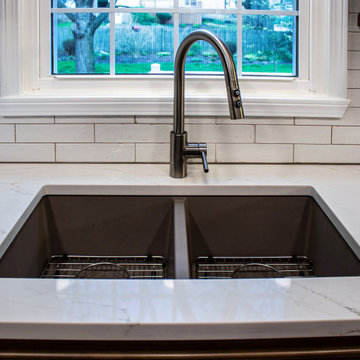 Maple Stained Shaker Kitchen Cabinets with Peninsula Bar