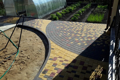 Стильный дизайн: участок и сад с мощением тротуарной плиткой - последний тренд