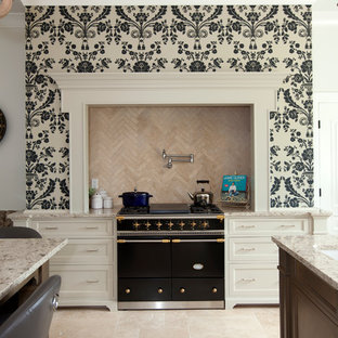 Küchen mit Rückwand aus Travertin und schwarzen Elektrogeräten Ideen