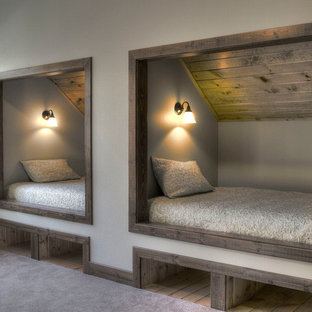 Foto de dormitorio infantil rústico con paredes grises y moqueta