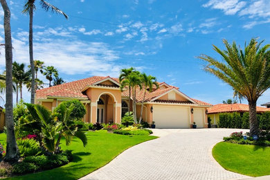 Photo of a tropical front yard formal garden in Miami.