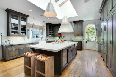 Kitchen photo in Los Angeles