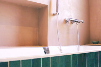 パリにある地中海スタイルのおしゃれな浴室の写真