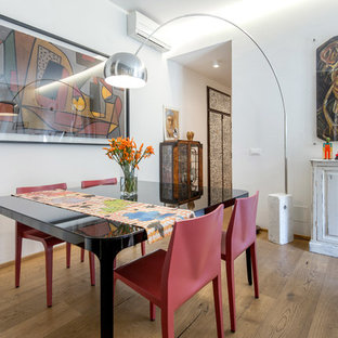 フィレンツェの中サイズのエクレクティックスタイルのLDKの画像 (白い壁、無垢フローリング)