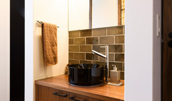 集いの丘にたつイエ。