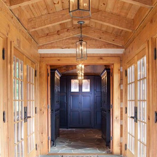 Rustik inredning av en mellanstor hall