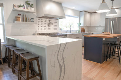 Example of a kitchen design in Seattle
