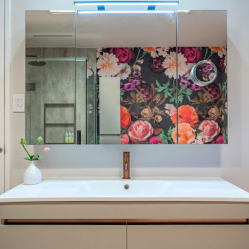 Bathroom - Mirror Cabinet with magnetic make-up mirror