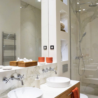 Réalisation d'une salle de bain design avec un placard à porte plane, des portes de placard en bois brun, une douche d'angle, un WC suspendu, un carrelage blanc, un mur blanc, un sol en carrelage de terre cuite, un sol gris et un plan de toilette blanc.