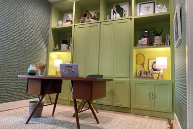 ダラスにある高級な広いコンテンポラリースタイルのおしゃれなホームオフィス・書斎 (自立型机、壁紙) の写真