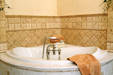 Foto de cuarto de baño principal contemporáneo grande con armarios con paneles con relieve, bañera encastrada, ducha esquinera, paredes beige, suelo de baldosas de cerámica, lavabo encastrado y suelo blanco