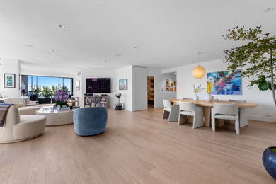 Dining room photo in Los Angeles