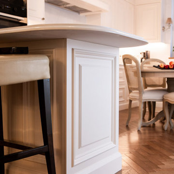 Traditional Lay-On Panelled with Large Mouldings Shaker Kitchen