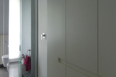Immagine di una stanza da bagno minimalista