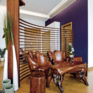 Foto di un ingresso o corridoio design con pareti viola e parquet chiaro