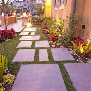 Kleiner Stilmix Vorgarten mit Auffahrt, Gartenweg, direkter Sonneneinstrahlung und Betonplatten in Los Angeles
