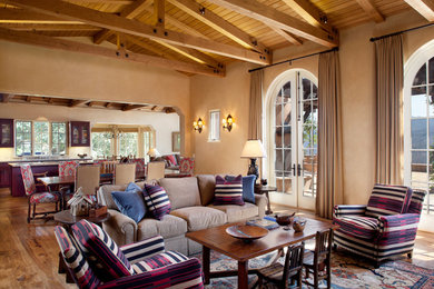 Example of a classic living room design in San Francisco