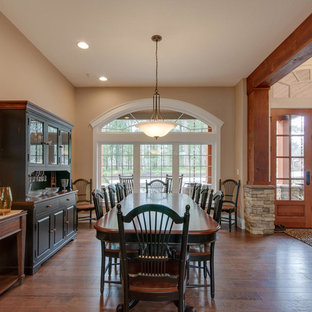 ポートランドの広いLDKの画像 (ベージュの壁、無垢フローリング)