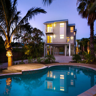 Kleines Maritimes Pool im Vorgarten in Nierenform mit Dielen in Tampa