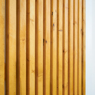 Exempel på ett litet modernt vitt hus, med allt i ett plan, metallfasad och platt tak