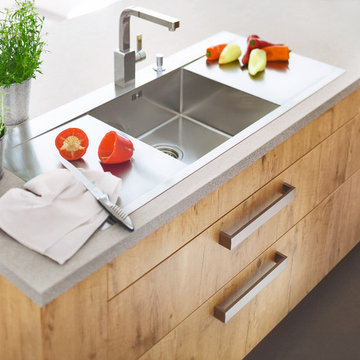 Inselküche in Holzoptik mit funktionalem Spülbecken