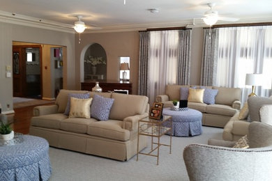 This is an example of a transitional living room in Chicago.