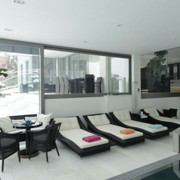 Modernes Wohnhaus in Weiß