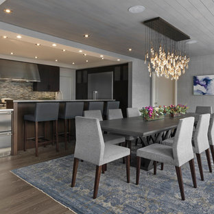 バーリントンの中サイズのコンテンポラリースタイルのLDKの画像 (グレーの壁、濃色無垢フローリング、暖炉なし、茶色い床)