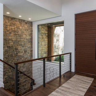 Новый формат декора квартиры: фойе среднего размера в стиле рустика с белыми стенами, темным паркетным полом, поворотной входной дверью, входной дверью из темного дерева и коричневым полом