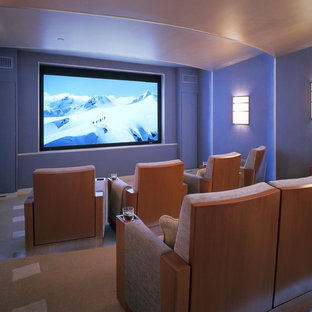 Cette photo montre une salle de cinéma tendance de taille moyenne avec un mur violet, moquette et un téléviseur encastré.