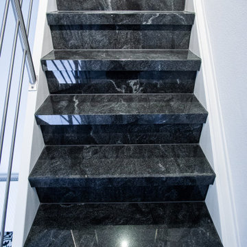 Flur Retrodesign Zementfliesen, Holztreppe mit Steinstufen modernisieren