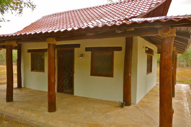 低価格の小さなラスティックスタイルのおしゃれな平屋 (アドベサイディング、緑の外壁) の写真
