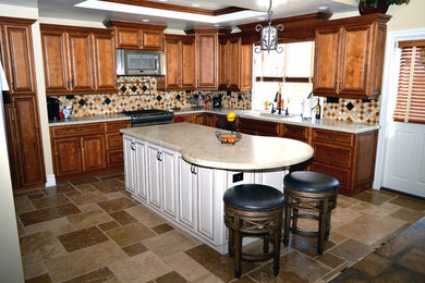 Example of a classic kitchen design in Orange County