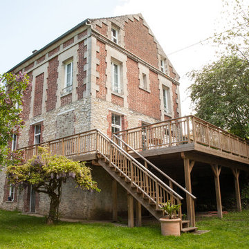Une terrasse en bois surélevée