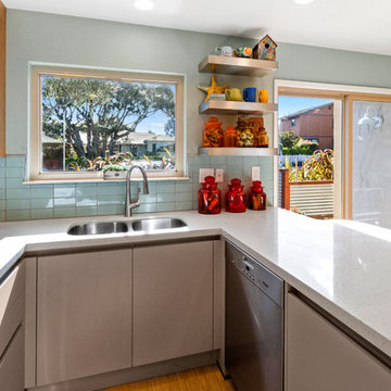 Warm Mid-Century-Modern Kitchen